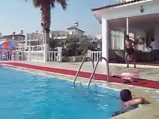 Havada uçan  polatlılıgenç yüzücü " tuğra demirhan demirbaş"