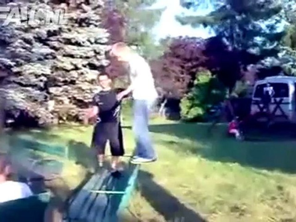 Backflip van de bank   Fail