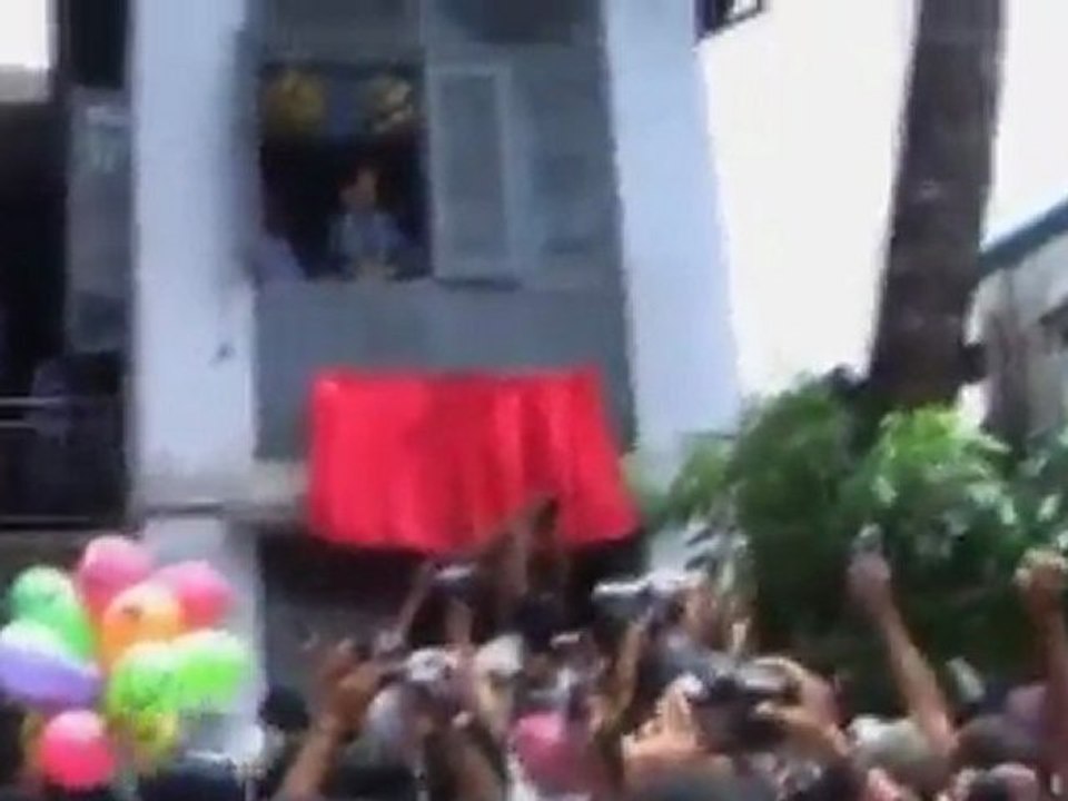 Suu Kyi addresses supporters
