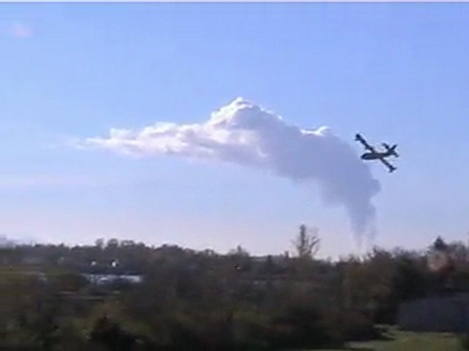 Canadairs à l'entraînement sur le canal du Rhône