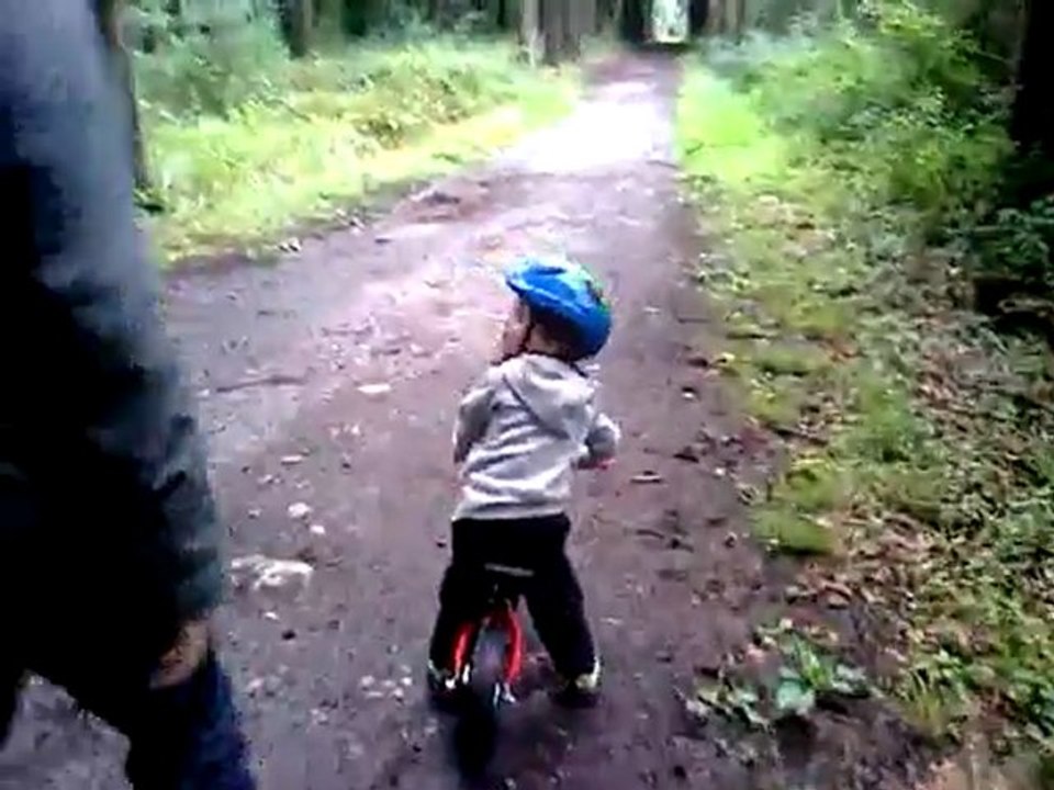 Elliott sur sa draisienne dans le bois de Stambruges