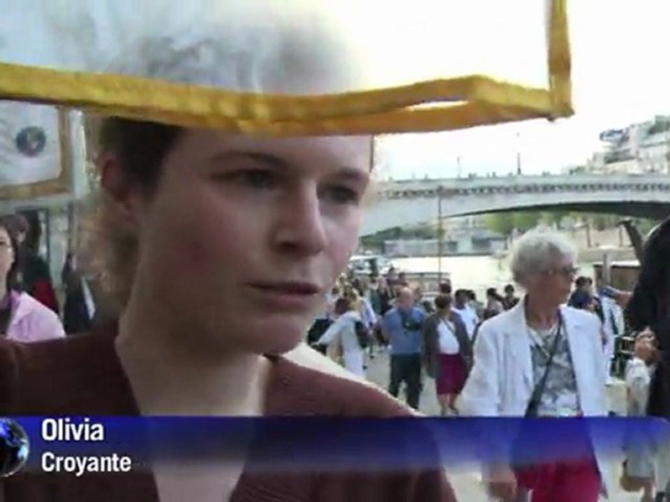 Assomption: des milliers de fidèles à la procession sur la Seine