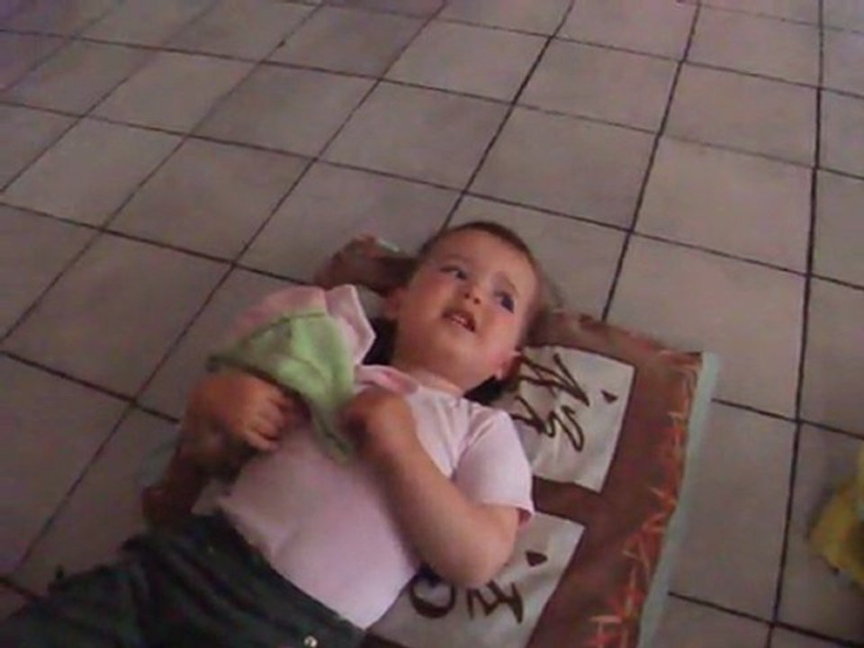 Isis chante "une souris verte" - 27 mois