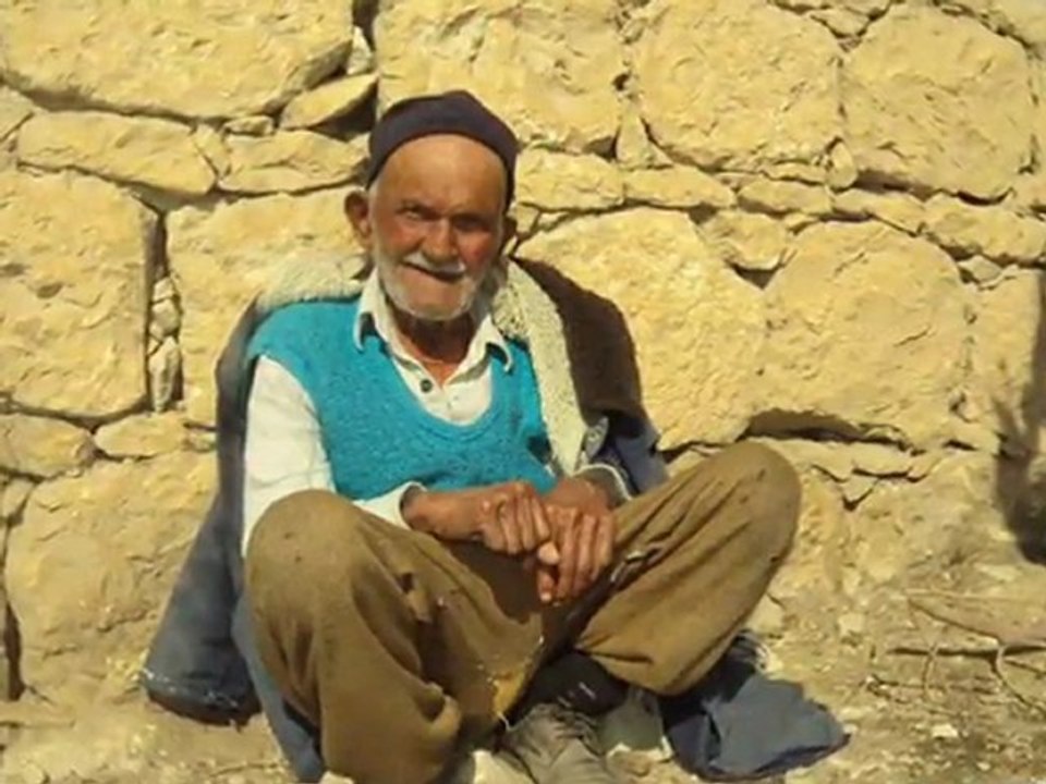 Gülnar Gezende Köyü Resimleri "Mihrican mı değdi gülün mü soldu" türküsü eşliğinde