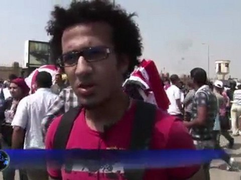 L'ex-président égyptien Hosni Moubarak est arrivé lundi 15 août couché sur une civière à la deuxième audience de son procès pour meurtre et corruption