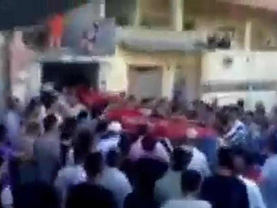 Palestinians flee Syria refugee camp