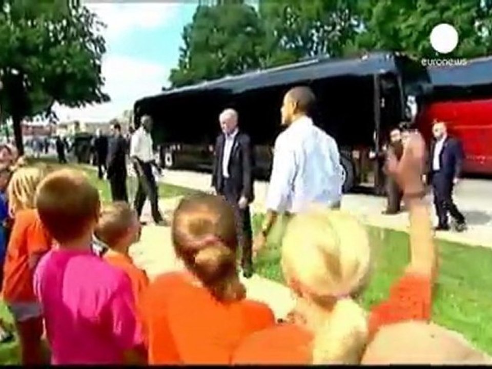 Obama takes a bus woo voters