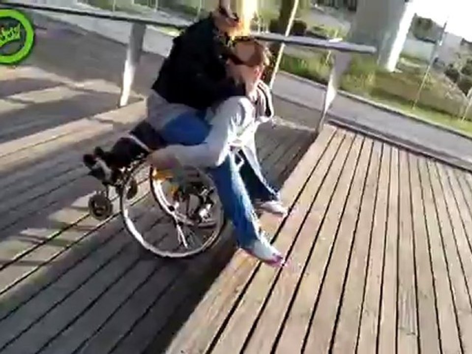 Roller hilft Mädchen unten Fail