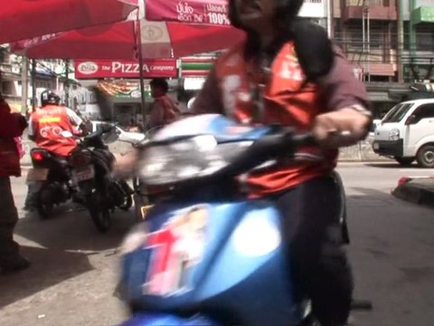 Thaïlande: les 200.000 moto-taxis de Bangkok, un oeil à chaque coin de rue