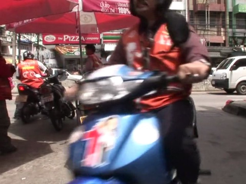 Thaïlande: les 200.000 moto-taxis de Bangkok, un oeil à chaque coin de rue