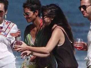 Halle Berry fête son anniversaire en bikini