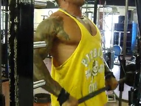 Narrow and wide grip upright rows