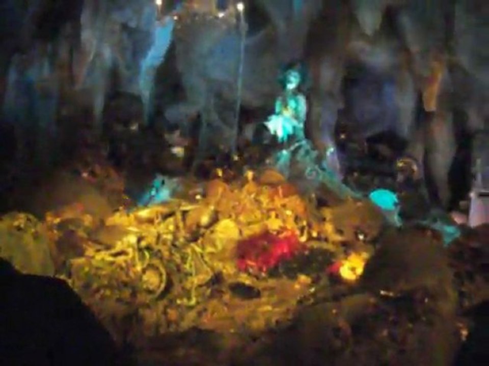 PARC DISNEYLAND PARIS : ATTRACTION " PIRATES DES CARAIBES "