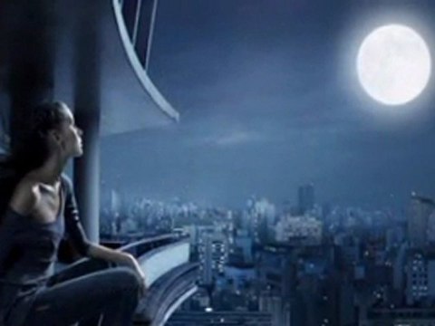 Nilüfer - Caddelerde Rüzgar Aklımda Aşk Var - ( Çok Uzaklarda )