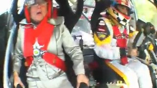 Une vielle effrayé dans une voiture de rallye
