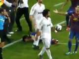 Supercopa 2011. R.Madrid - F.C. Barcelona. Mourinho pisa la cabeza de Cesc  - YouTube