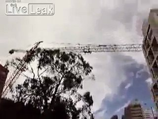 Crane fällt auf der Taxi (Bogota DC, Kolumbien) Fail