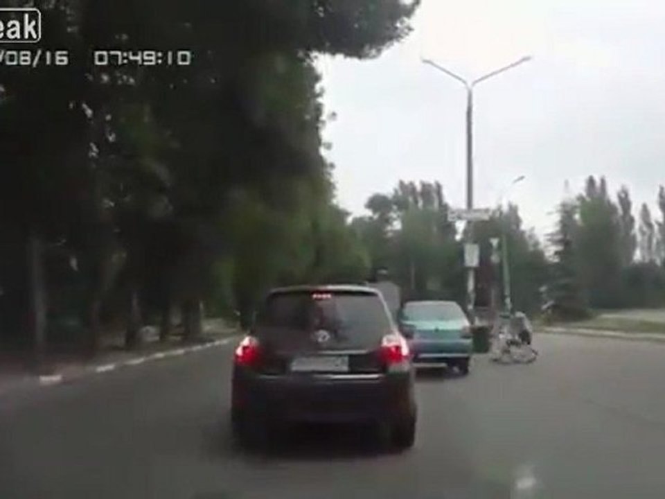 Car Tür öffnet sich - Radfahrer stürzt