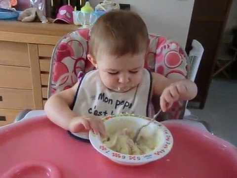 rapha qui mange tte seule pas toujours facille presque 14mois