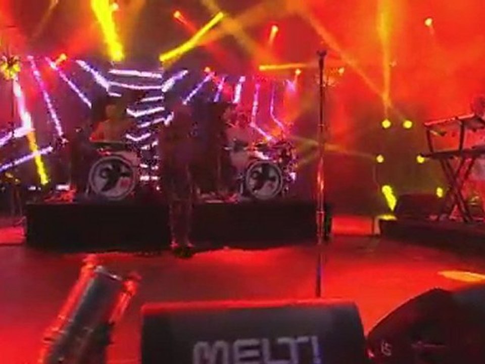 Robyn - call your girlfriend (live at melt festival 2011)