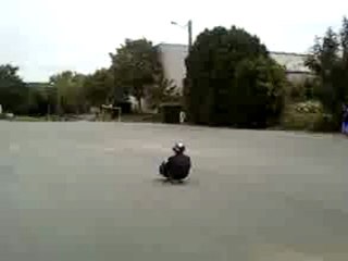 Descente en skate assis de Antonin