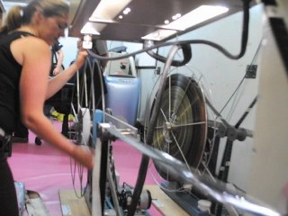 La projectionniste ouvre sa cabine pour une séance de cinéma en plein air