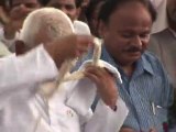 India's Anna Hazare pays respects at Gandhi memorial