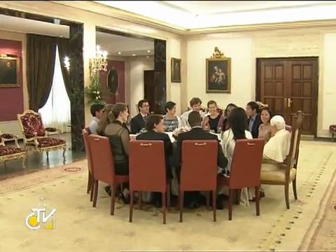 Benedict al XVI-lea a luat prânzul împreună cu 12 băieţi şi fete