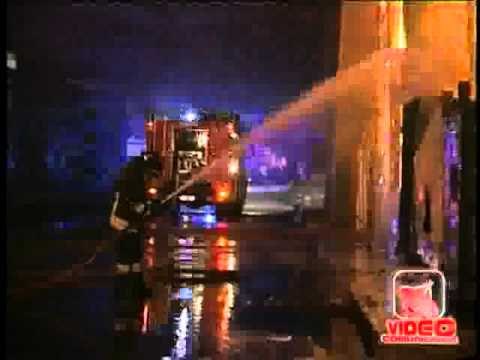 Napoli - In fiamme deposito auto da rottamare 2