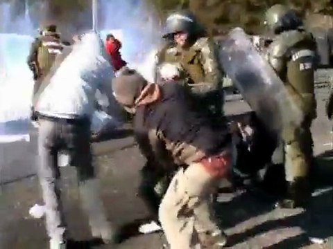 Chilean police clash with protesting students