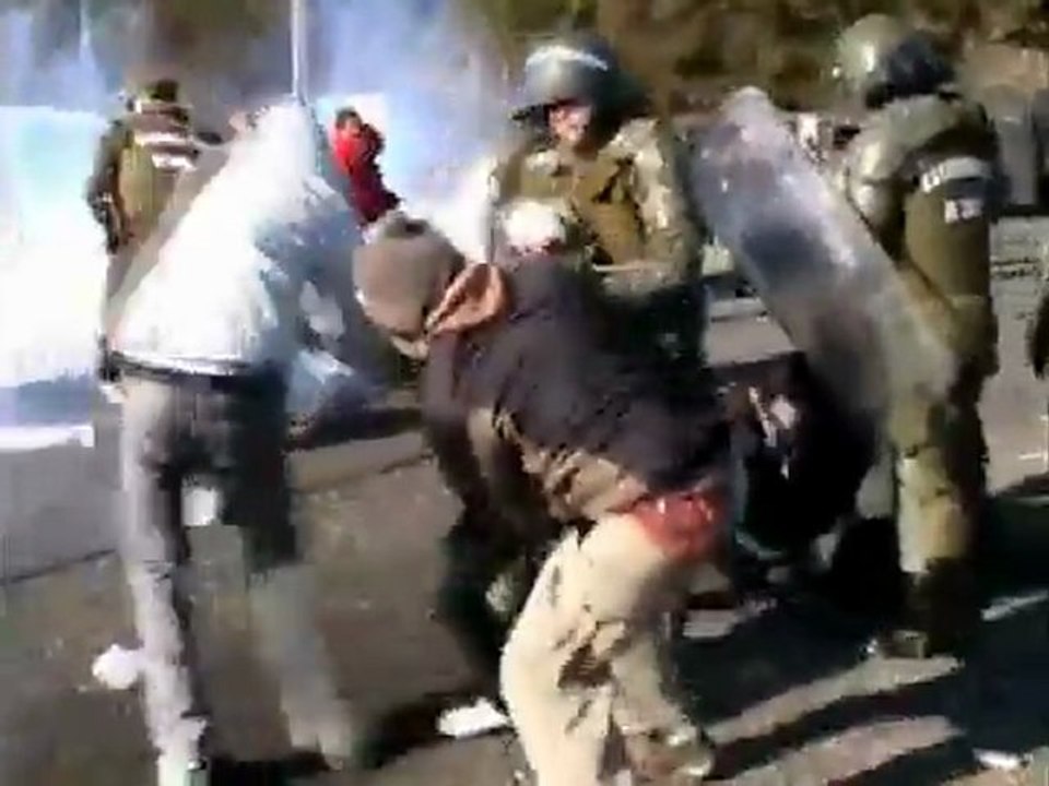 Chilean police clash with protesting students