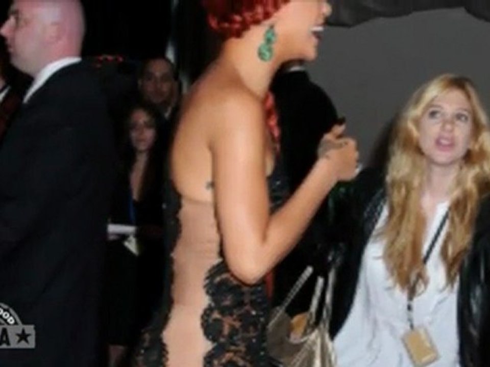Rihanna shows her BUTT