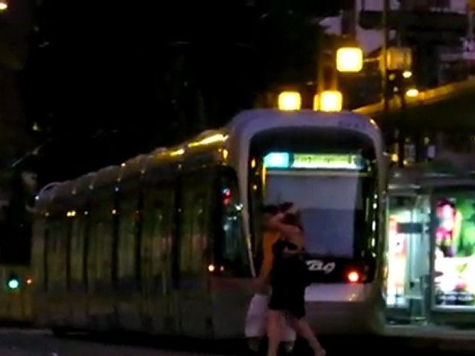 Une rame de la Ligne B passe à la Gare de Grenoble