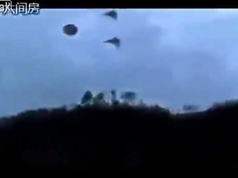 Zwei chinesische Jet Fighters Chase UFO