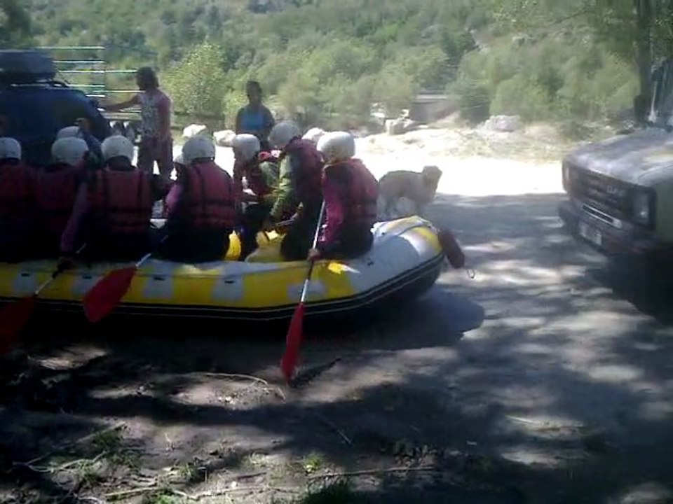 un Zodiac, des Belges rameurs tout terrain VIDEO GAG