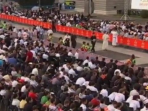 Pilgrims cheer Pope Benedict in Madrid