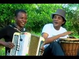 NJAKATIANA  & PAULA  -   Omeo sehatra
