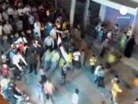 Syrian forces 'target Homs residents'