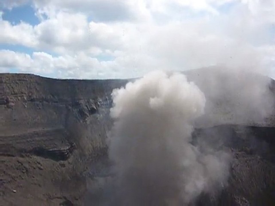 eruption volcanique du mont yasur (tanna- Vanuatu) le 14 aout 2011 - 3