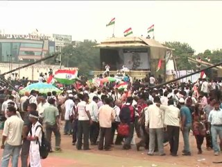 Delhi’s street hawkers cash in at anti-graft rallies