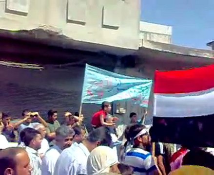الثورة السورية مدينة حمص حي البياضة جمعة بشائر النصر 19-08-2011 Syria Homs Albayada اغنية ماتت قلوب الجيش جميلة من البياضة