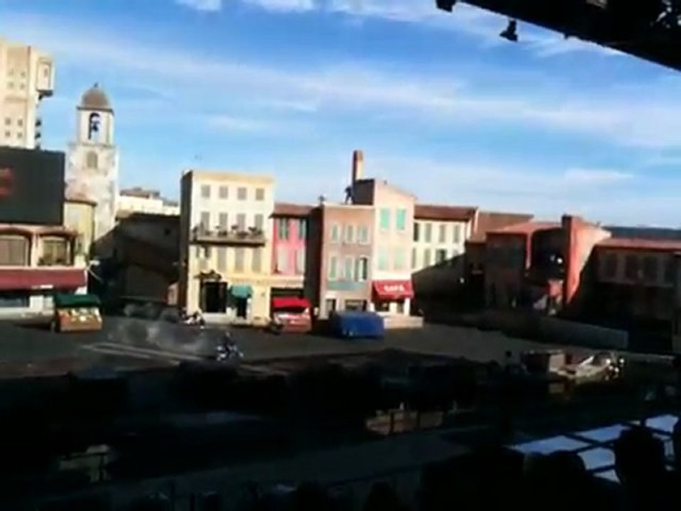 Spectacle à Disneyland - Course poursuite, homme qui prend feu, etc...