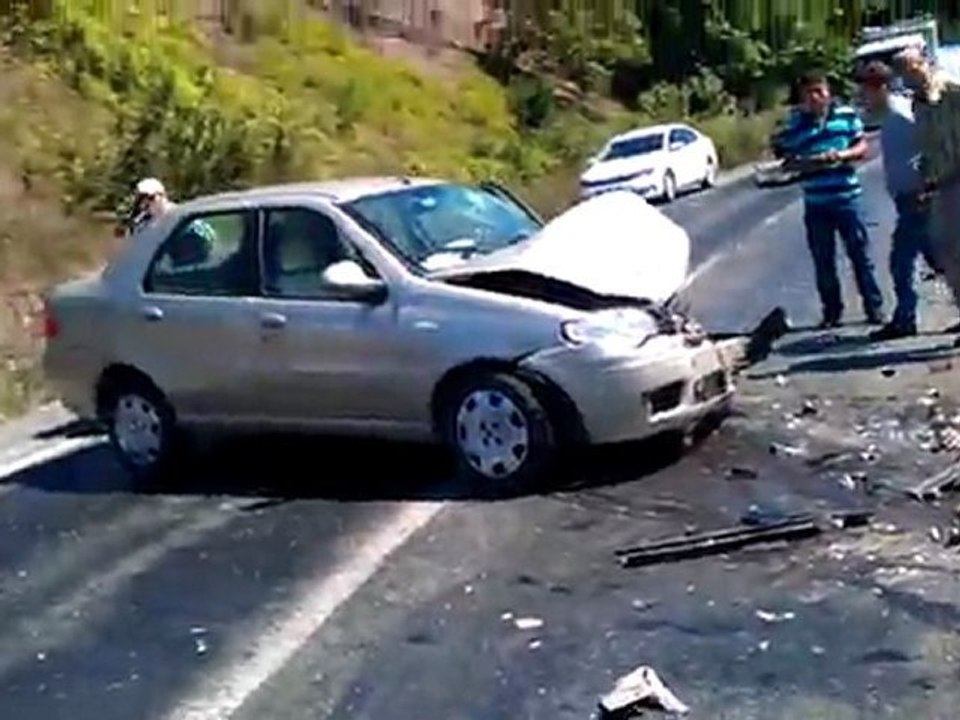 Arabalar kafa kafaya çarpışrı: 2'si ağır 3 yaralı