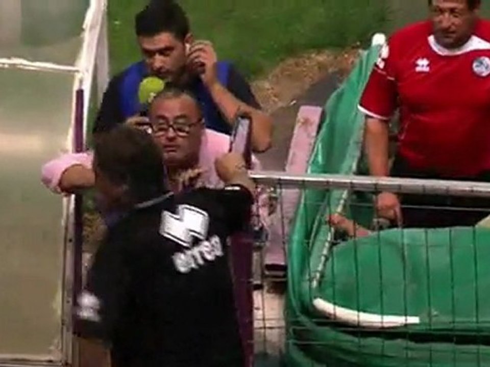 Balta perseguido por el arbitro