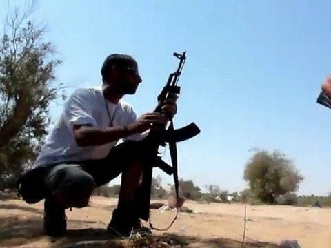 Découvrez ces images des rebelles libyens sur le front, dans la ville de Gayadem, à 24km à l'ouest de Tripoli, dans la journée de dimanche