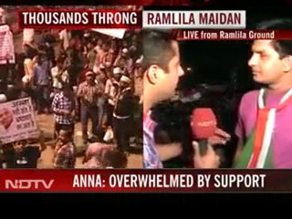 50,000 Anna supporters throng Ramlila Maidan