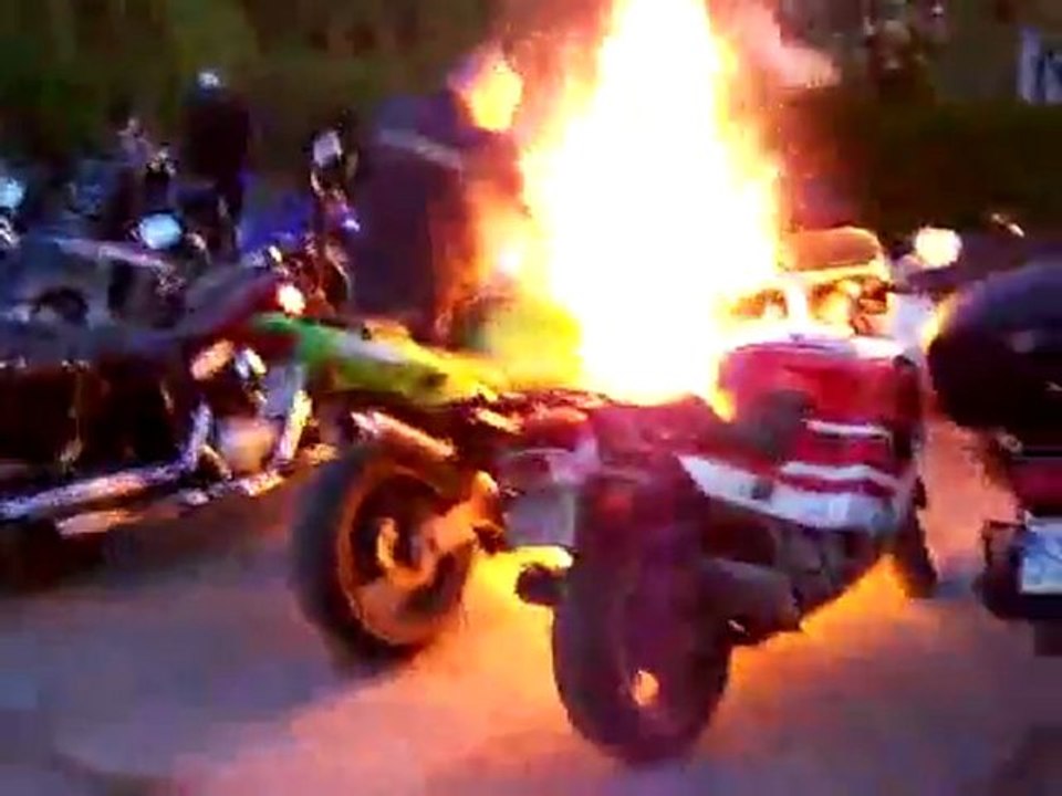 Douchebag Sets seinem Motorrad On Fire Fail