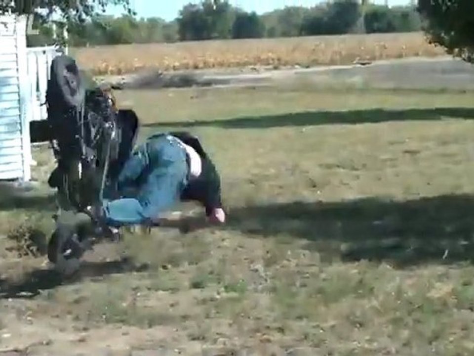 Mit einem Roller auf der Rampe Fail