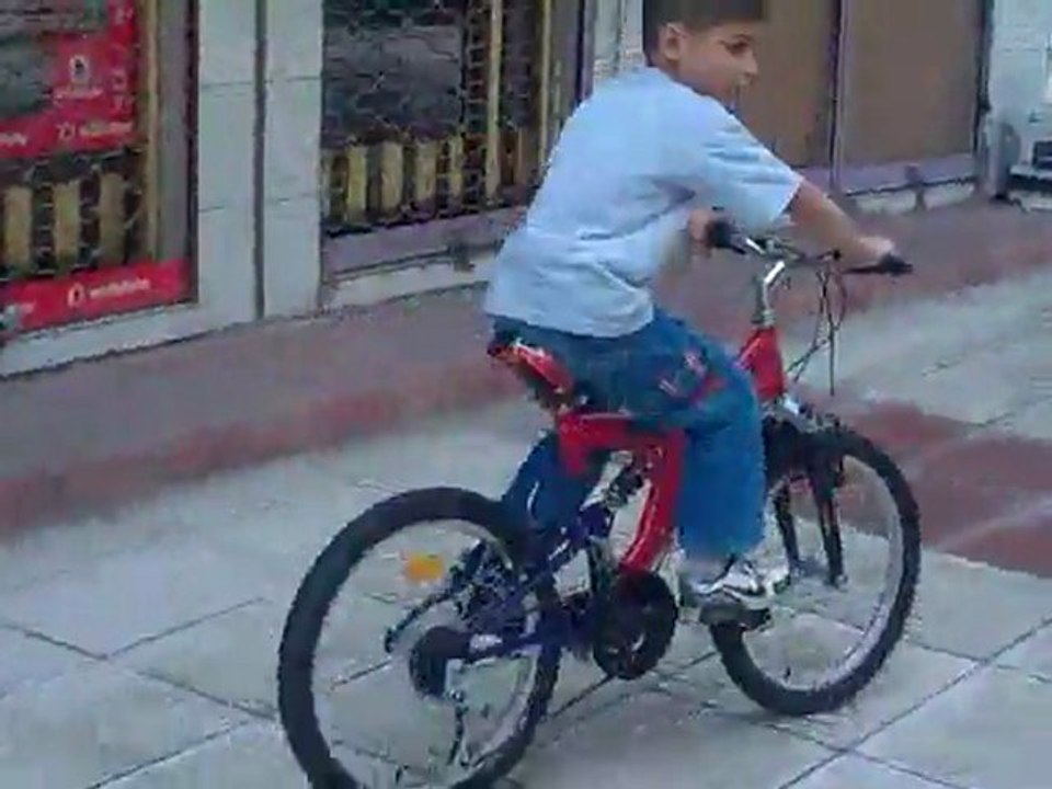 emircan çağlar yeni bisikletiyle mekke caddesinde göründü