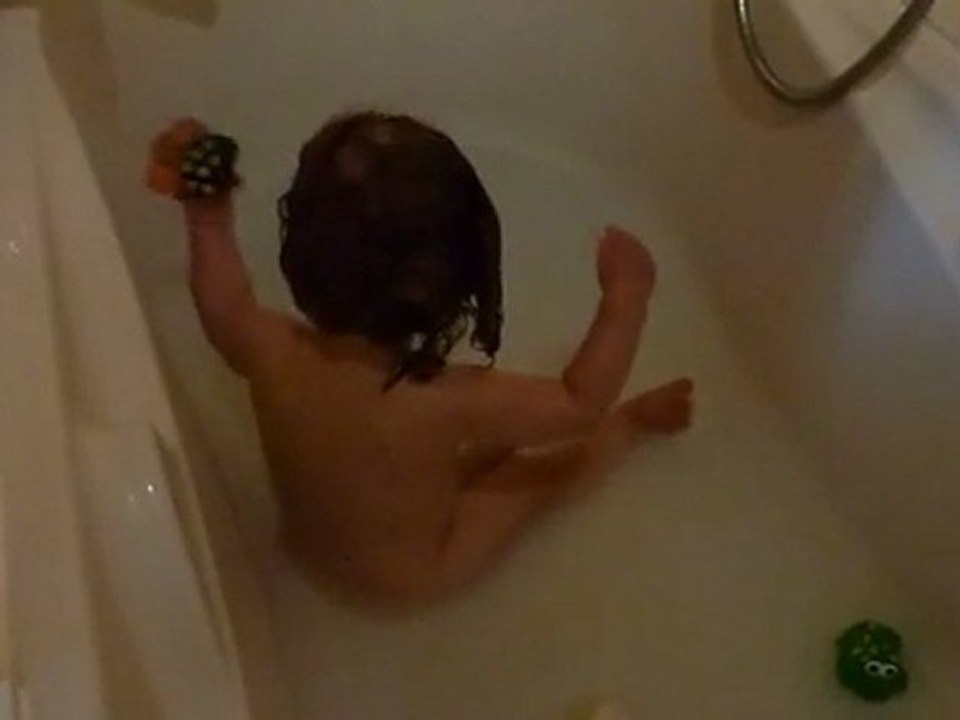 Solène dans le bain